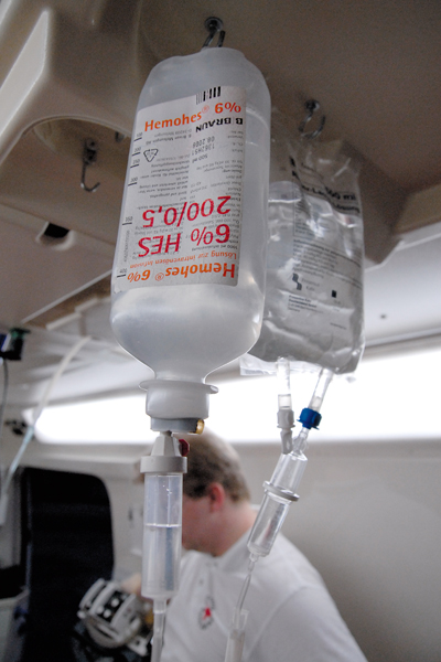 Spätestens im RTW sollte an jeden Zugang eine Infusion angeschlossen werden. Foto: Markus Brändli