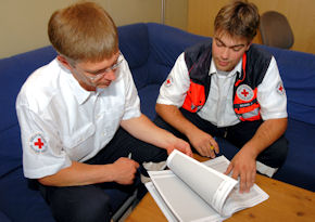 Ein Rettungsassistent beim Zwischengespräch während seiner Ausbildung. Foto: Markus Brändli