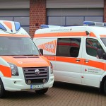 Den RTW (links) baute Ambulanz Mobile aus, den ELW 1 die Firma Aluca. Foto: DRK KV Ulezen