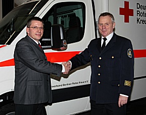 Heiko Jünger, Geschäftsführer der DRK Rettungsdienst gGmbH Berlin (links) und Branddirektor Ingo Böttcher der Berliner Feuerwehr (rechts) bei der Inbetriebnahme des DRK-RTW in Wilmersdorf. (Foto: DRK)