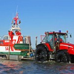 Der Traktor schiebt den Trailer mit dem Seenotrettungsboot "Butt" in die Ostsee. Foto: DGzRS