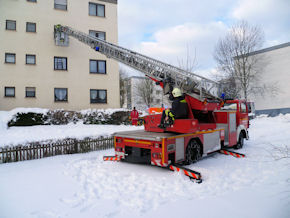 Die Feuerwehr hatte Probleme, für ihre DLK einen sicheren Standort zu finden. Foto: Feuerwehr