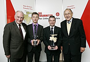 v.l.n.r.: Hans-Peter von Kirchbach, David Mockrowski, Markus Werle und Hans-Dietrich Genscher (Foto: JUH) 