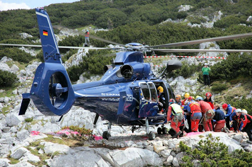 Mit einem Hubschrauber der Bundespolizei wird der verletzte Höhlenforscher in die Klinik geflogen. Foto: Bundespolizei