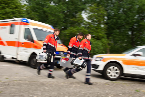 Gerade junge Rettungsdienstmitarbeiter sollten sich über ausreichenden Verischerungsschutz informieren. Symbolfoto: Markus Brändli