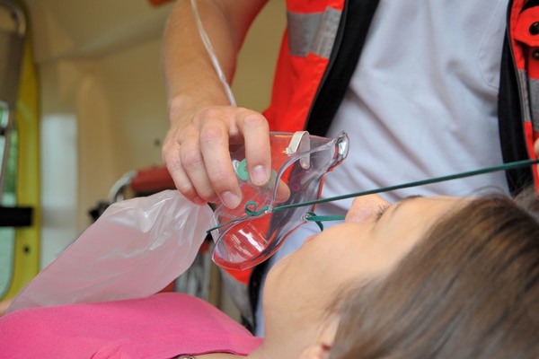 Zeigt ein Patient Zeichen ausgeprägter Atemnot, sollte ihm hochdosierter Sauerstoff per Maske verabreicht werden. Foto: Markus Brändli