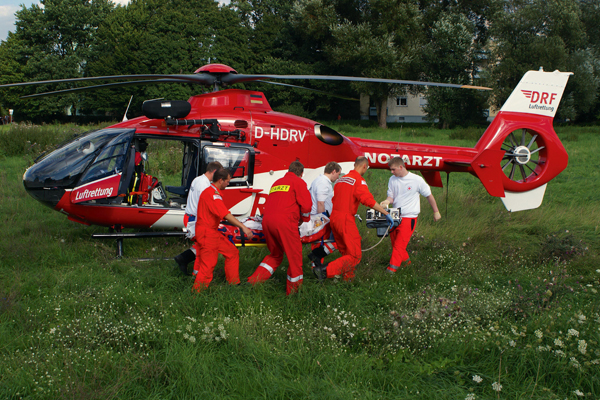 EC 135 Einladen eines Patienten