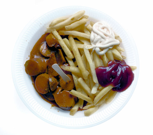 Fast Food. Pommes Frites mit Mayonnaise und Ketchup und Currywurst.