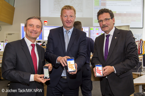 Innenminister Ralf Jäger stellt gemeinsam mit OB Thomas Geisel und dem Präsidenten des Bundesamtes für Bevölkerungsschutz und Katastrophenhilfe, Christoph Unger, die App NINA vor. Foto: Jochen Tack, im Auftrag des MIK NRW.