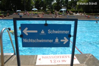 Schwimmbecken Schwimmer/Nichtschwimmer