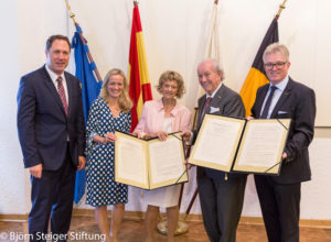 Ehepaar Steiger bei der Übergabe der Urkunde