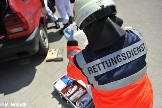 Symbolfoto Rettungsdienst an Fahrzeug