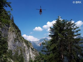 Rettungshubschrauber über Bergkulisse