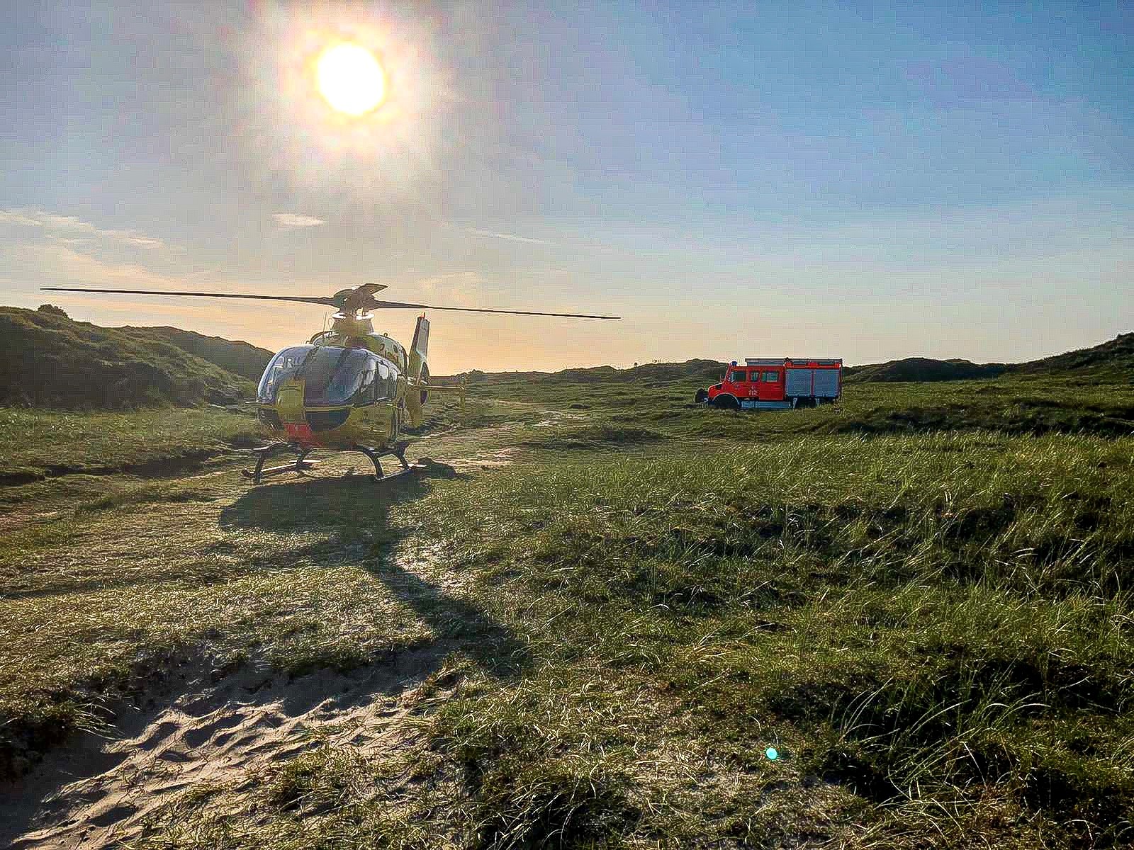 Rettungshubschrauber steht in den Dünen von Norderney.