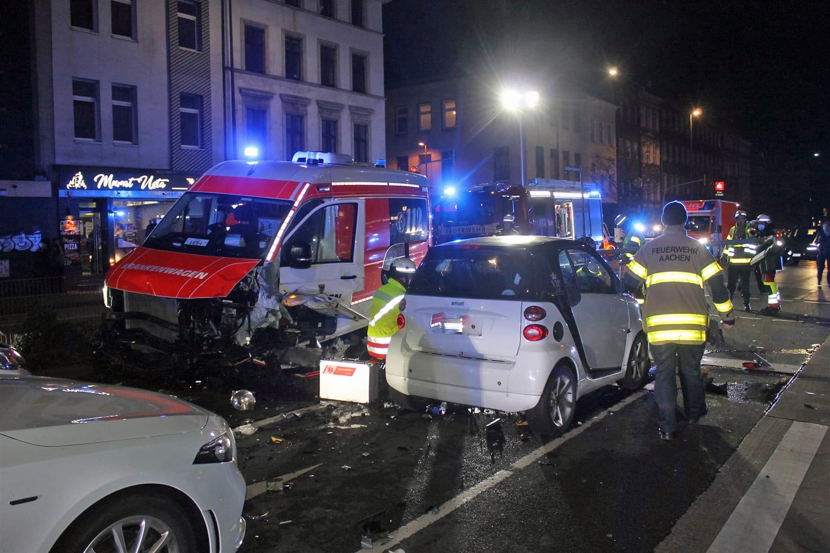 Krankenwagen in Kreuzungsunfall verwickelt